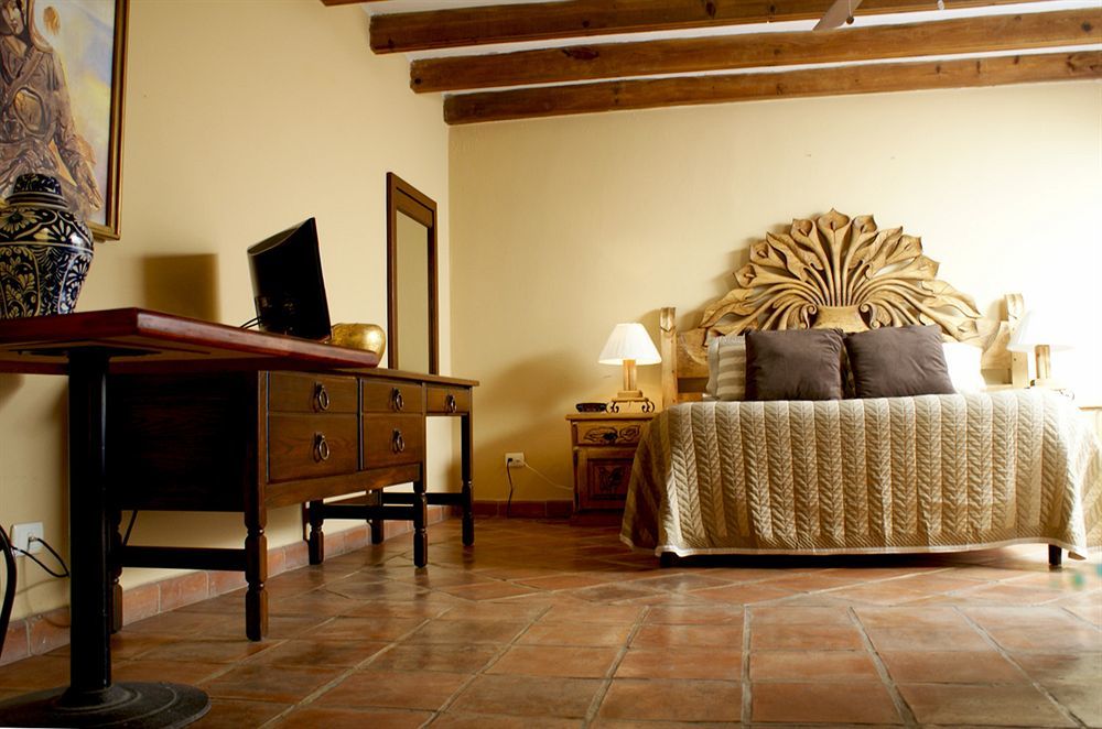 Hotel Ana Catalina And Suites Сан Мигел де Аленде Екстериор снимка